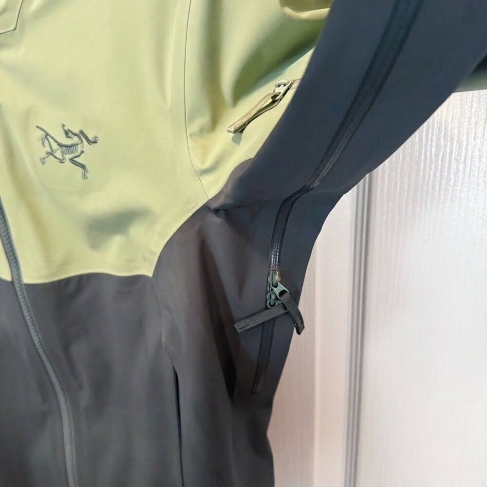 ARC'TERYX - Sentinel AR Jacket - Women's M - Picture 10 of 15